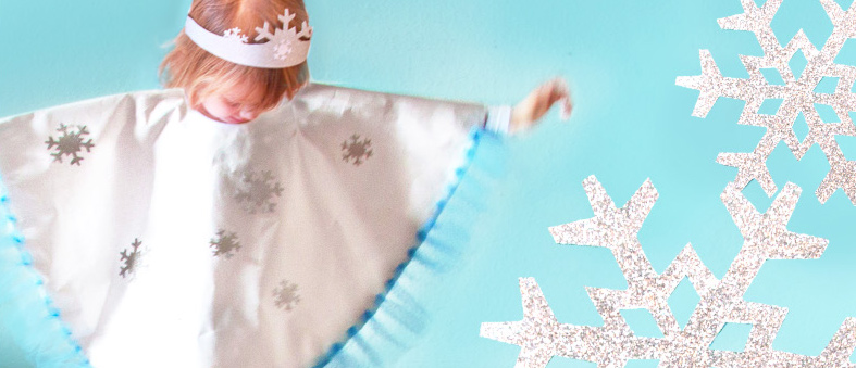 Schneeflocke Kostüm selber machen: niedliche Verkleidung für die kleine Eiskönigin könnt ihr ganz schnell selber machen - Anleitung und DIY Free Printable Eiskristall zum kostenlosen Download - auf FAMILICIOUS.de // Cute ice princess snowflake costume - easy DIY dress for frozen birthday party!