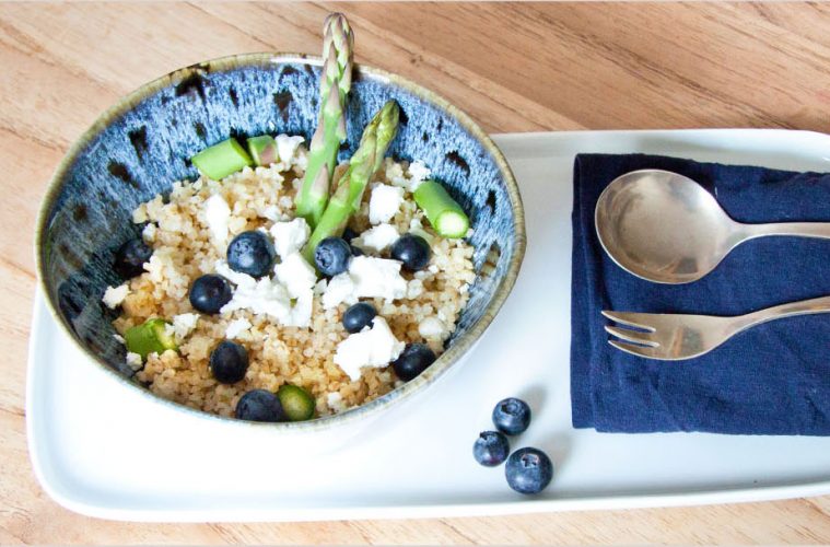 Rezept: der Quinoa Salat mit grünem Spargel, Blaubeeren und Feta ist ein sommerlicher Office-Lunch, toll als vegetatrische Low Cab Vorspeise - mehr auf FAMILICIOUS.de