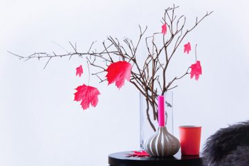 Deko aus Herbsblättern in Neon Pink selber basteln - einfaches DIY auf FAMILICIOUS.de