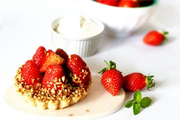 Rezept für leckere Erdbeertörtchen mit Mürbeteig und Vanillecreme - www.FAMILICIOUS.de