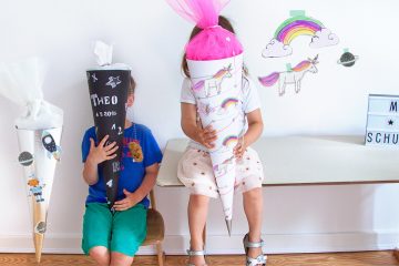 Schultüte selber basteln - wir zeigen euch wie es ganz schnell mit unseren Free Printables geht. Einfach Motiv Einhorn, Rakete oder ABC für Zuckertüte mit Namen ausdrucken - mehr auf FAMILICIOUS.de