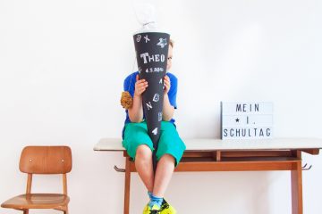 Schultüte mit Namen basteln - wir zeigen euch wie es geht. Mit unserem Free Printable zum Ausdrucken. We love our School Cone - mehr auf FAMILICIOUS.de