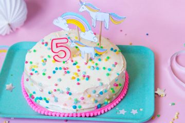 Der tolle Einhorn-Geburtstagskuchen ist schnell gemacht , schmeckt fantastisch und sieht super aus - perfekt für den Kindergeburtstag für Mädchen- hier das Rezept - FAMILICIOUS.de Enjoy the cute unicorn no bake birthday cake!