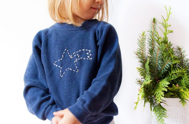 Pullover besticken: mit einer Sternschnuppe aus silbernem Faden - nicht nur zu Weihnachten eine niedliche Idee - free printable Vorlage auf FAMILICIOUS.de