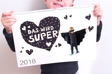 DIY: persönlicher Fotokalender als Geschenk zu Weihnachten machen: tolle Ideen für Kinder Bilder als Geschenk für Oma & Opa. Unsere 13 liebevoll illustrieren Grafiken als Vorlage nutzen - © FAMILICIOUS.de